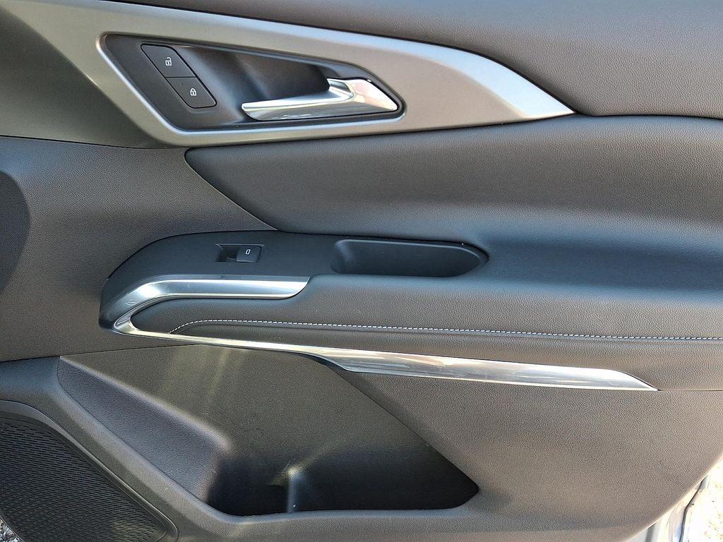 used 2025 Chevrolet Traverse car, priced at $37,598