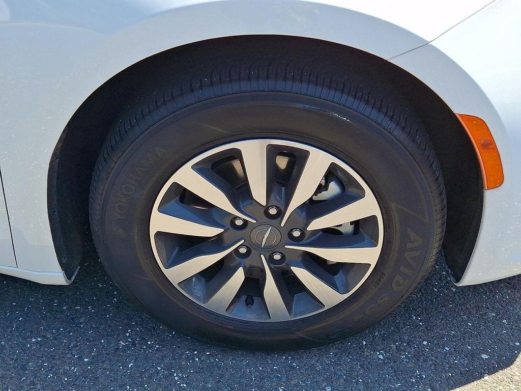 used 2024 Chrysler Pacifica Hybrid car, priced at $27,598