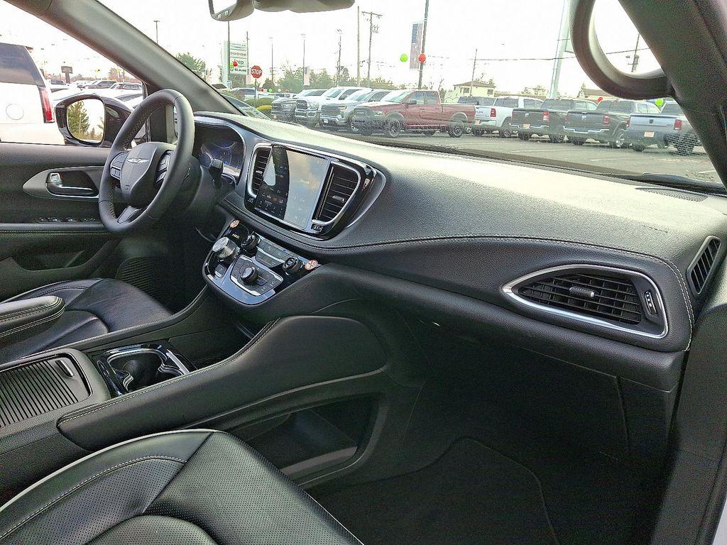 used 2025 Chrysler Pacifica car, priced at $37,098