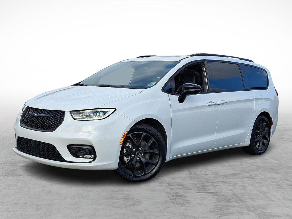 used 2025 Chrysler Pacifica car, priced at $37,098