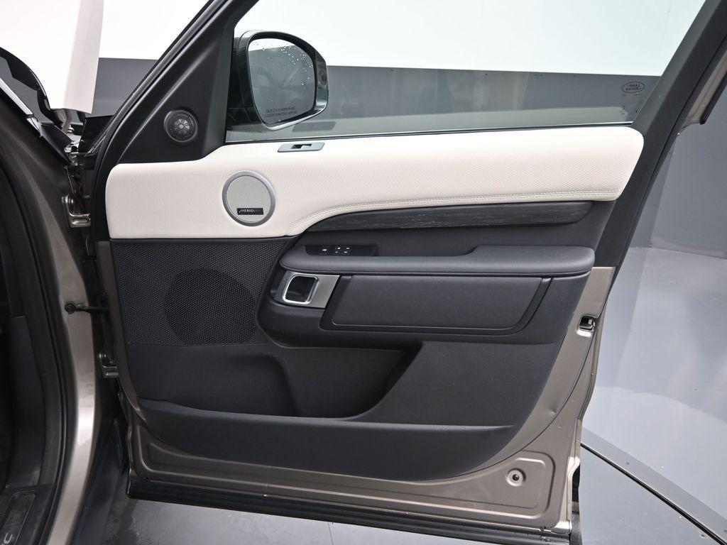 used 2022 Land Rover Discovery car, priced at $23,998