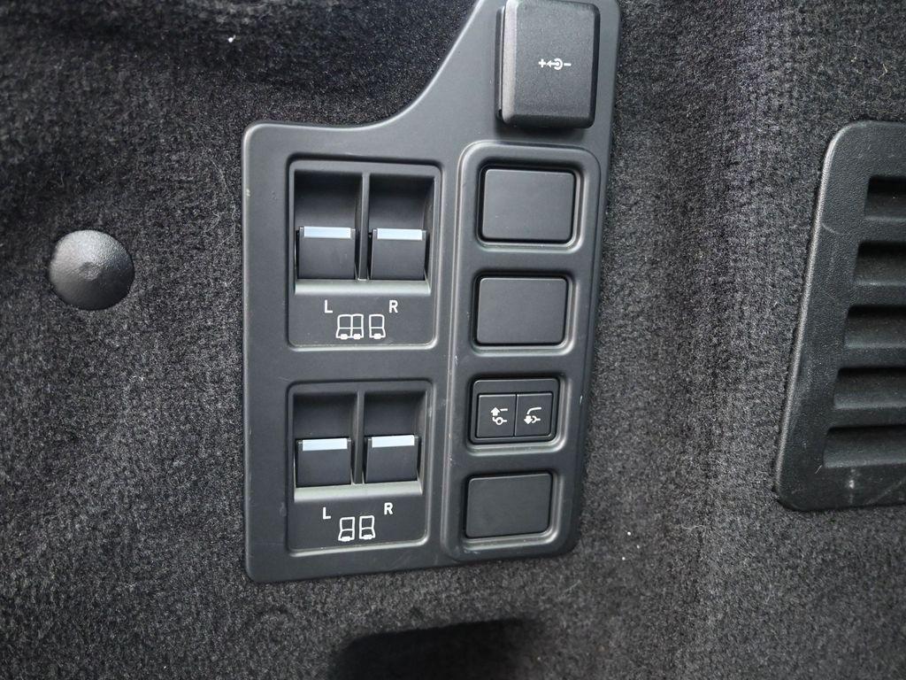 used 2022 Land Rover Discovery car, priced at $23,998