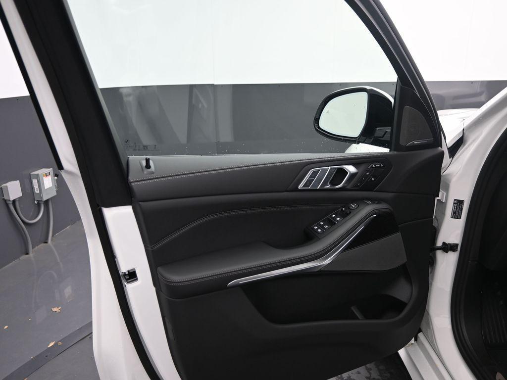 new 2026 BMW X7 car, priced at $100,555