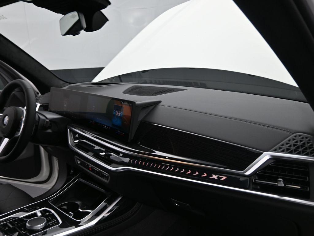new 2026 BMW X7 car, priced at $100,555