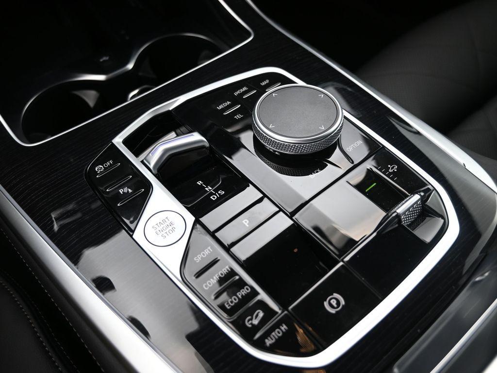 new 2026 BMW X7 car, priced at $100,555