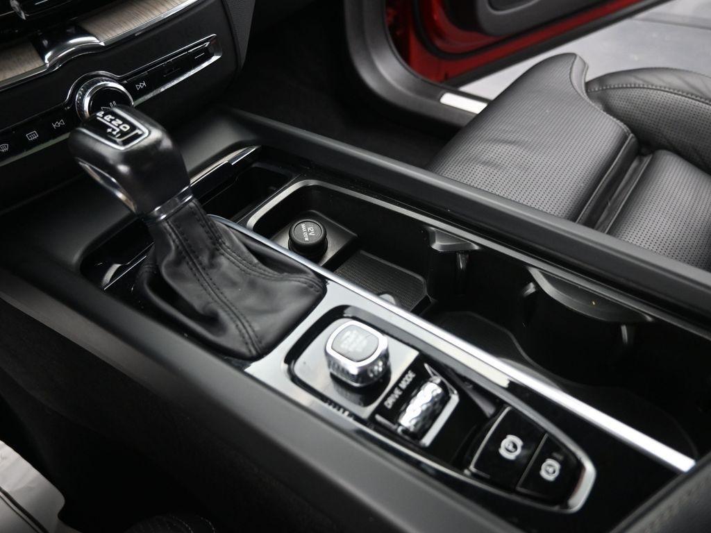 2021 Fusion Red Metallic Volvo XC60