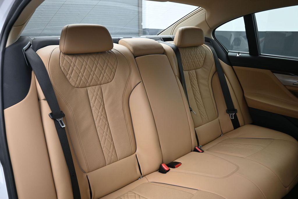 BMW 7 Series view 26