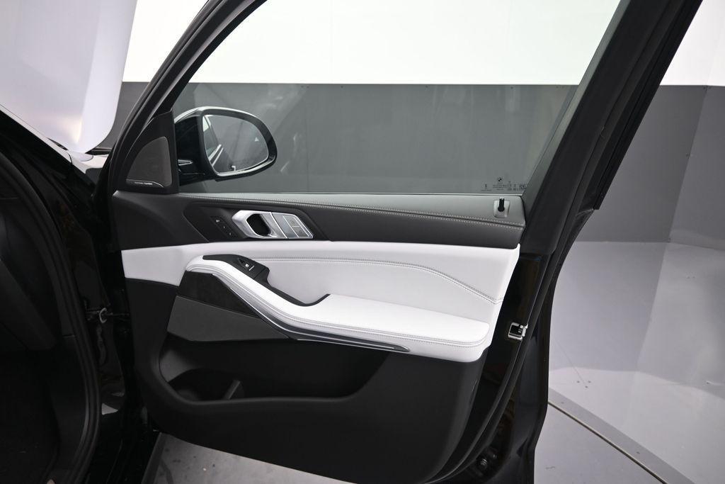 new 2027 BMW X7 car, priced at $100,310