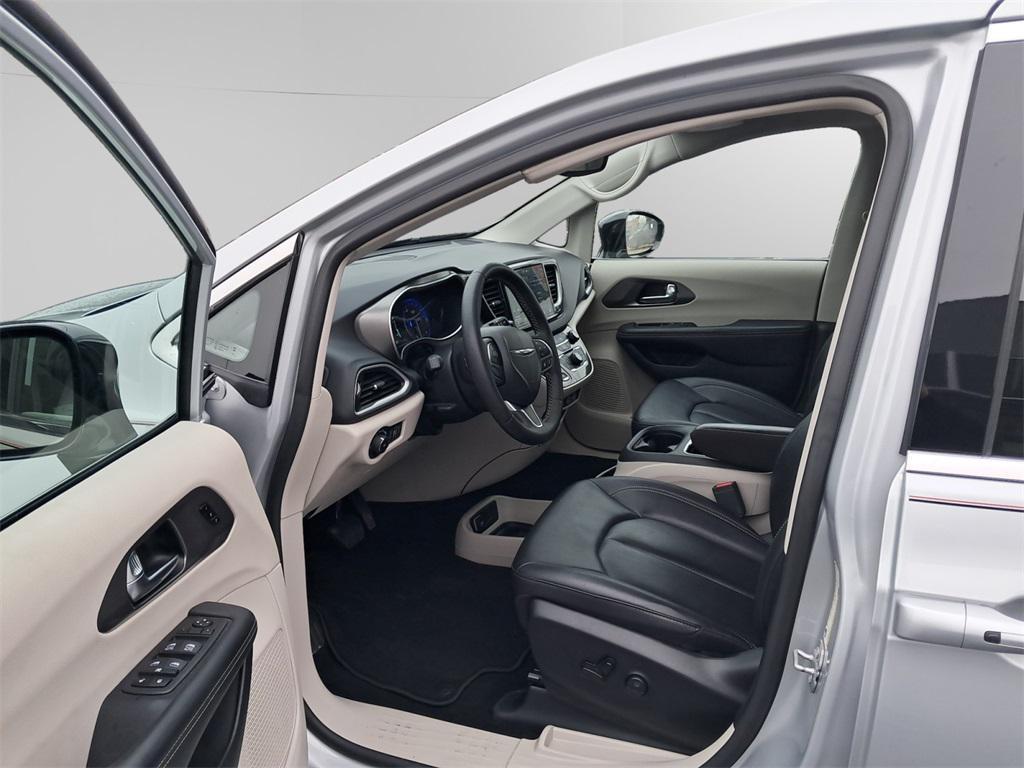used 2024 Chrysler Pacifica car, priced at $33,787