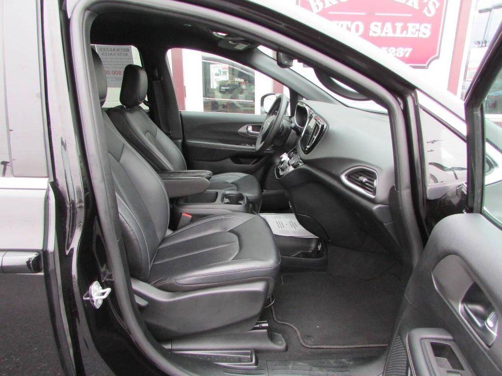 used 2025 Chrysler Pacifica car, priced at $30,900