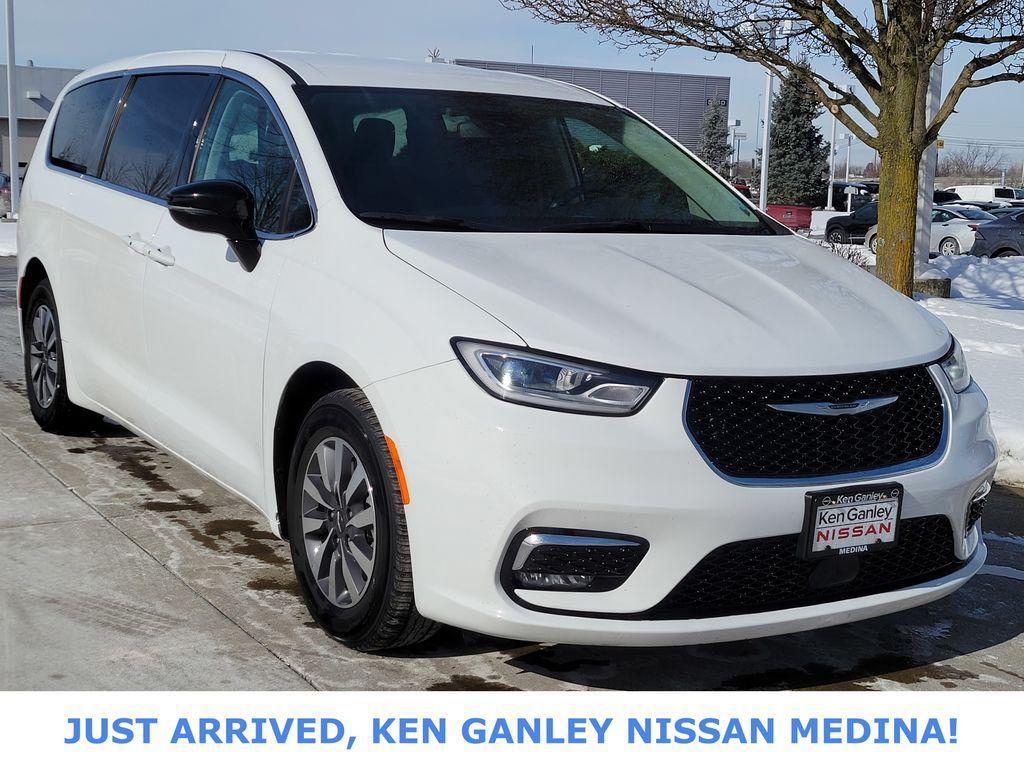 used 2024 Chrysler Pacifica Hybrid car, priced at $24,891