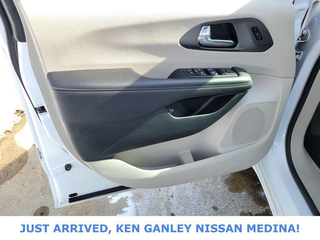 used 2024 Chrysler Pacifica Hybrid car, priced at $24,891