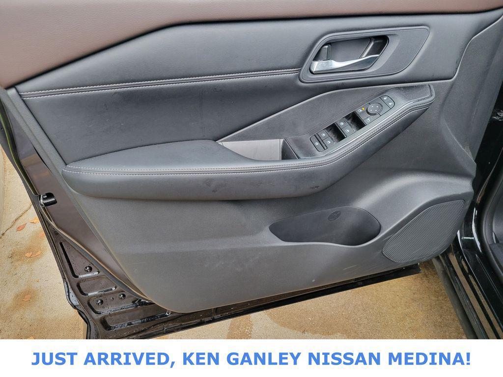 2023 Super Black Nissan Rogue