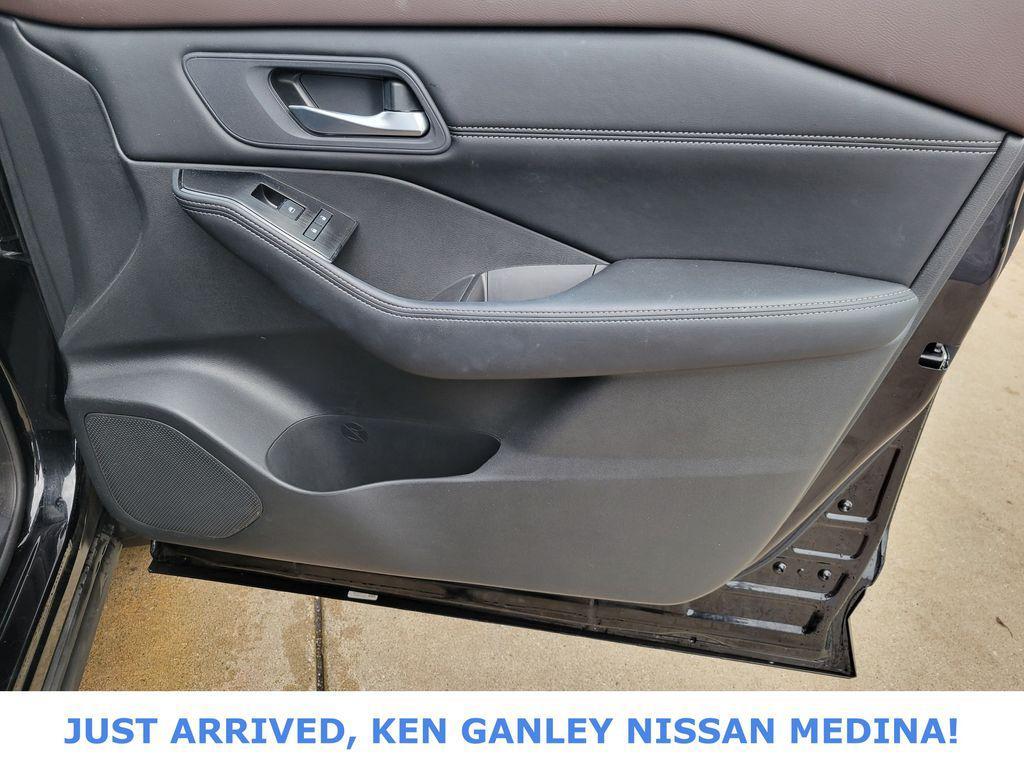2023 Super Black Nissan Rogue