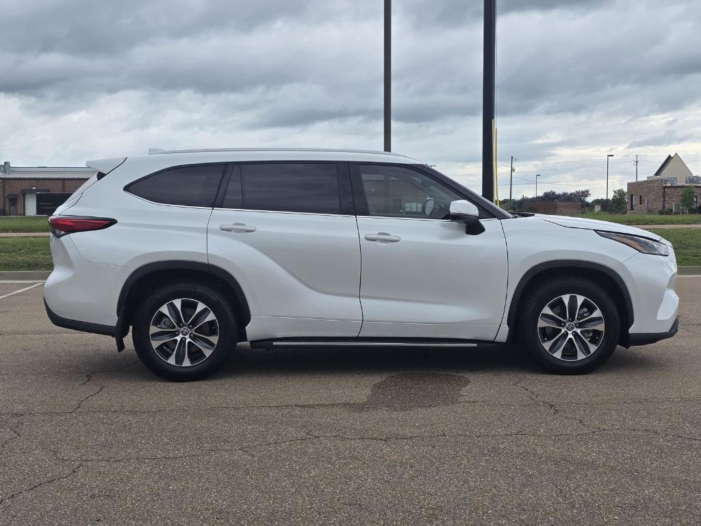 used 2022 Toyota Highlander car, priced at $30,876