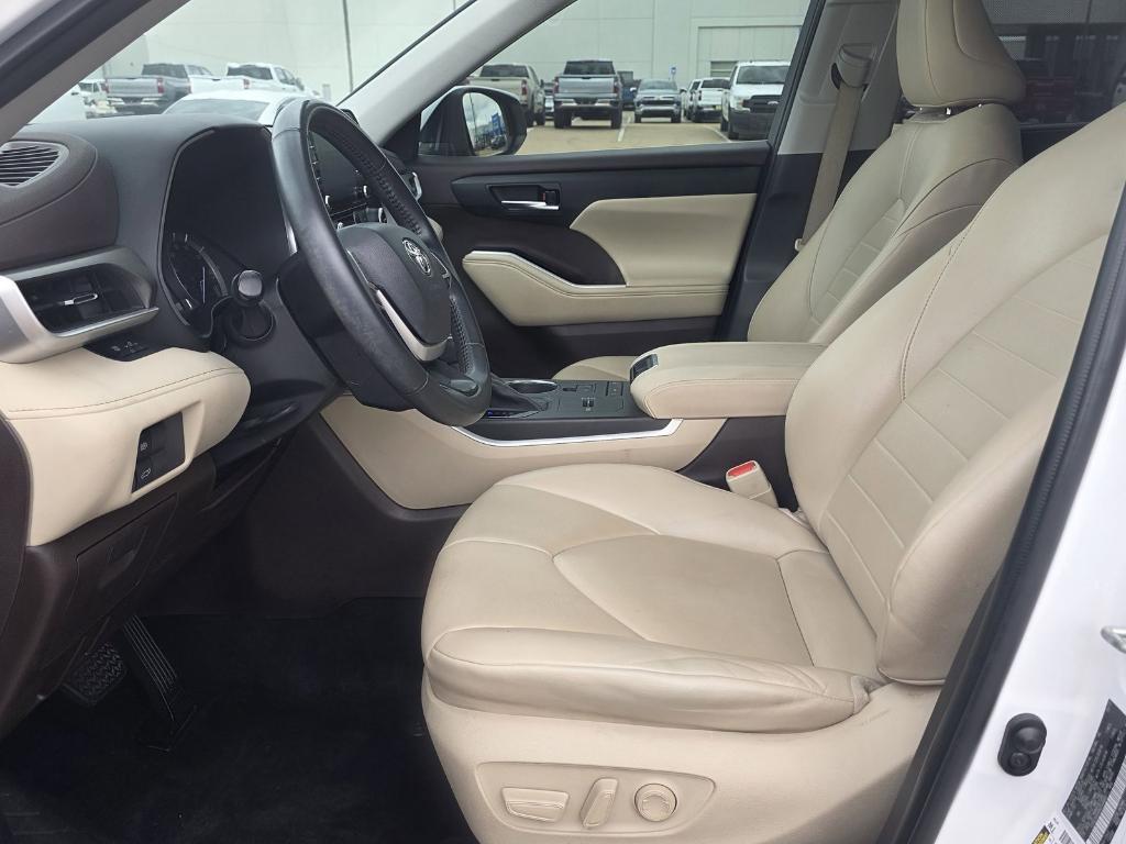 used 2022 Toyota Highlander car, priced at $30,876