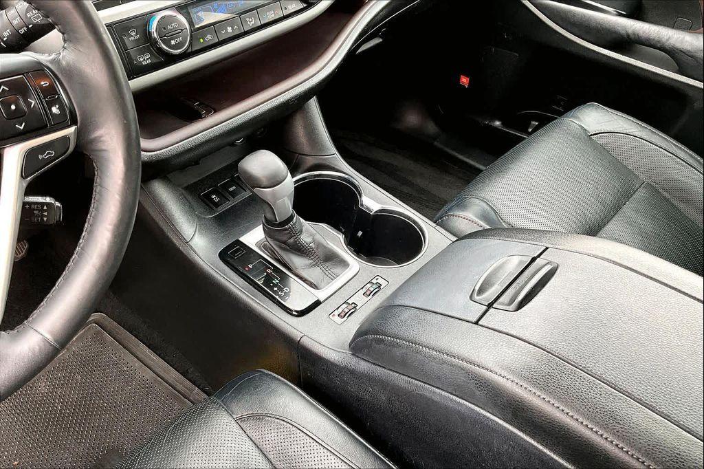 used 2014 Toyota Highlander car, priced at $12,575