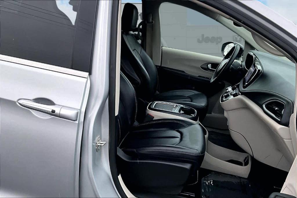 used 2024 Chrysler Pacifica Hybrid car, priced at $29,995