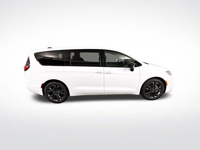 new 2026 Chrysler Pacifica car, priced at $43,560
