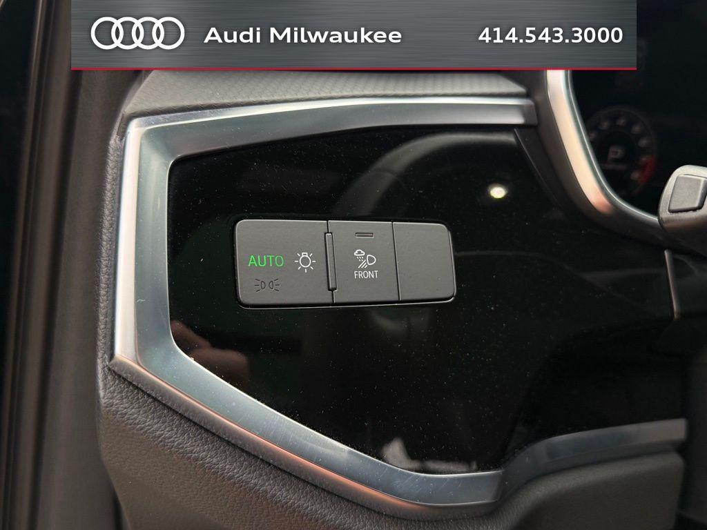 Audi Q3 view 21
