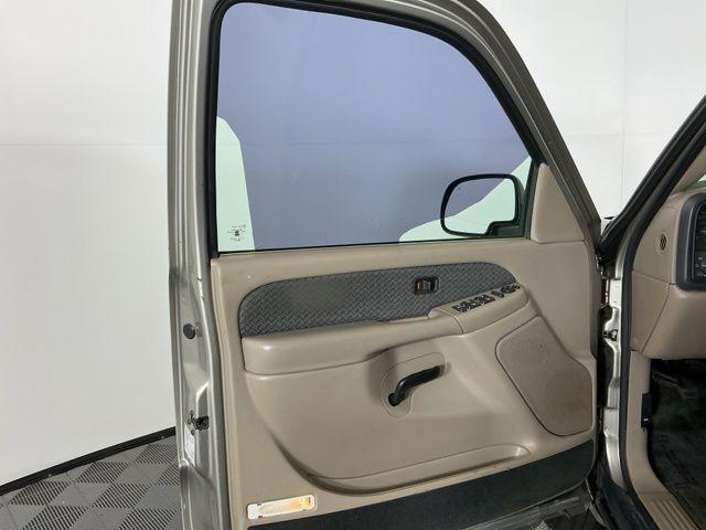 used 2002 Chevrolet Avalanche car, priced at $5,171