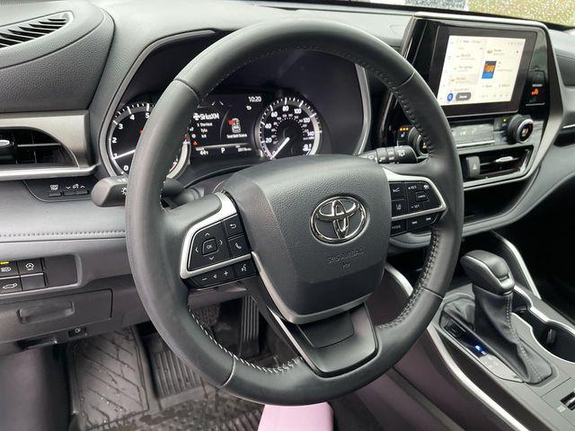 used 2023 Toyota Highlander car, priced at $36,400