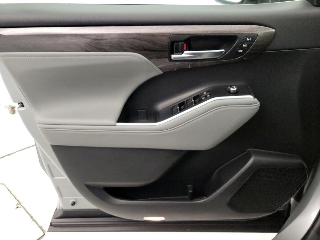 used 2024 Toyota Highlander car, priced at $47,998