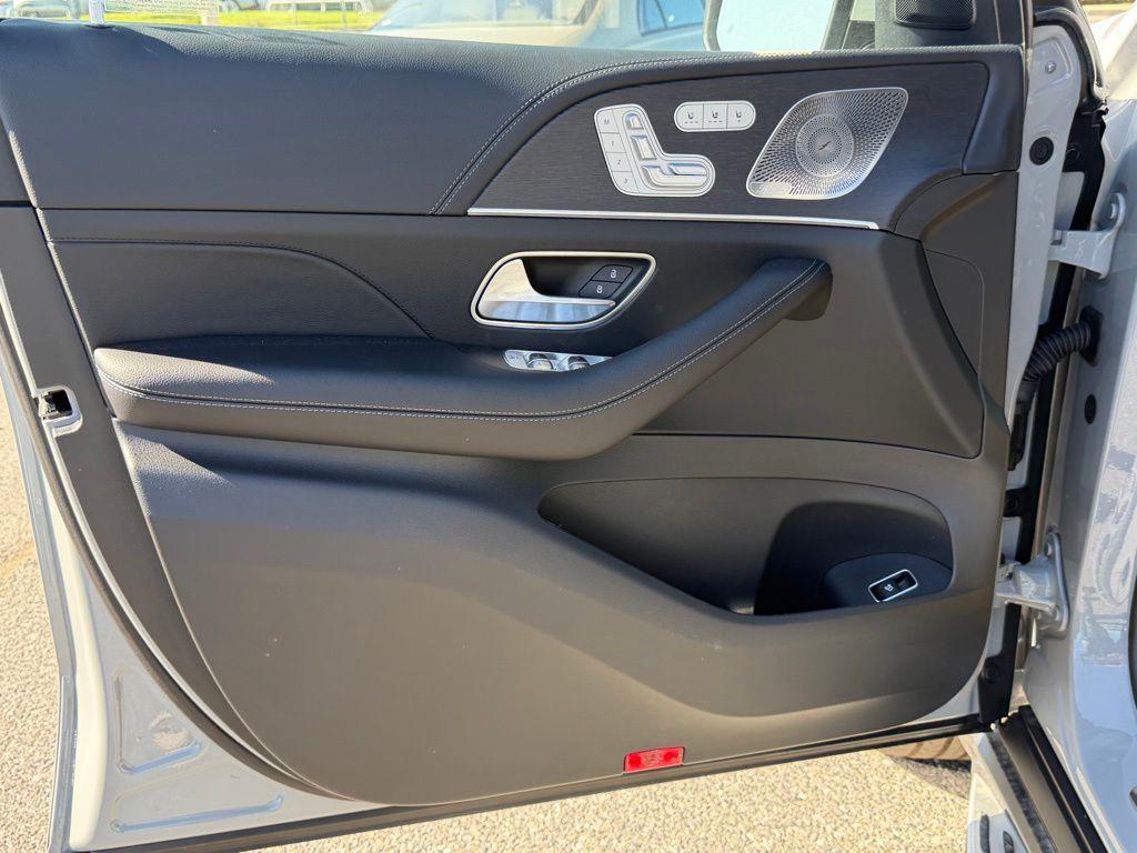 new 2026 Mercedes-Benz GLS 580 car