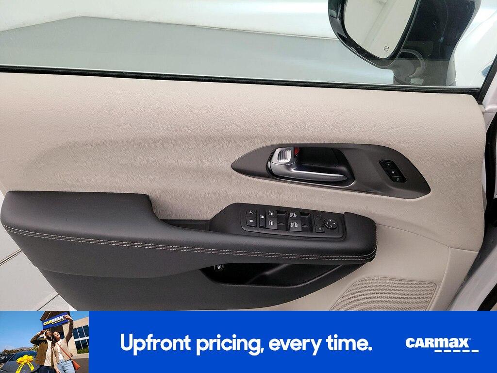 used 2024 Chrysler Pacifica Hybrid car, priced at $25,998