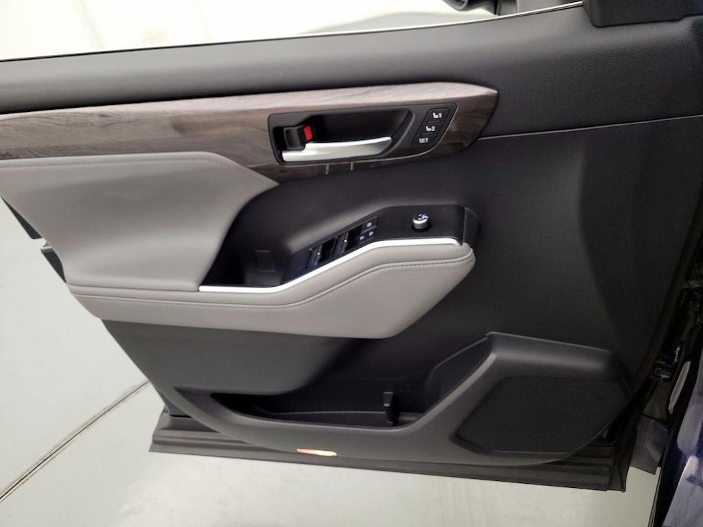 used 2021 Toyota Highlander car, priced at $37,998