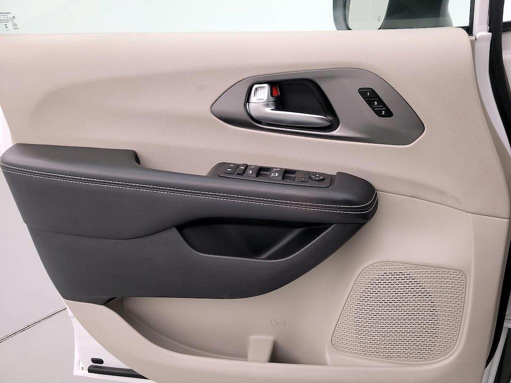 used 2023 Chrysler Pacifica car, priced at $24,998