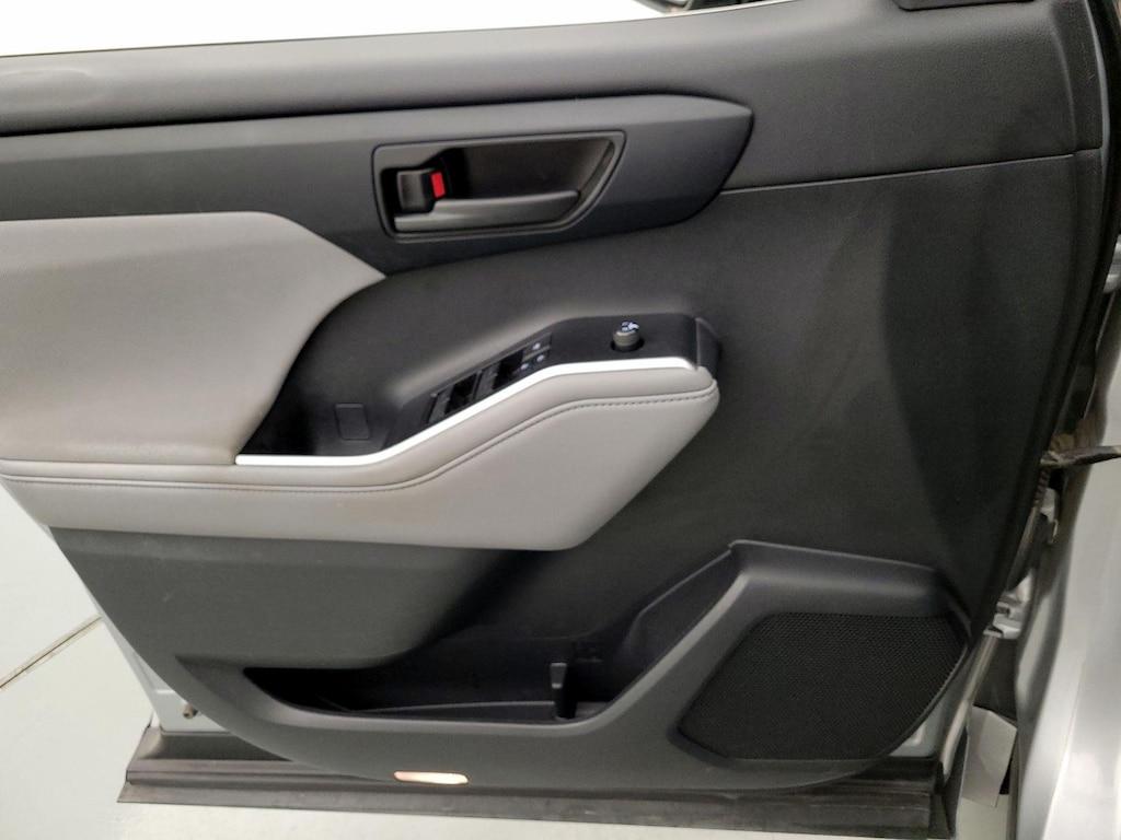 used 2022 Toyota Highlander Hybrid car, priced at $34,998