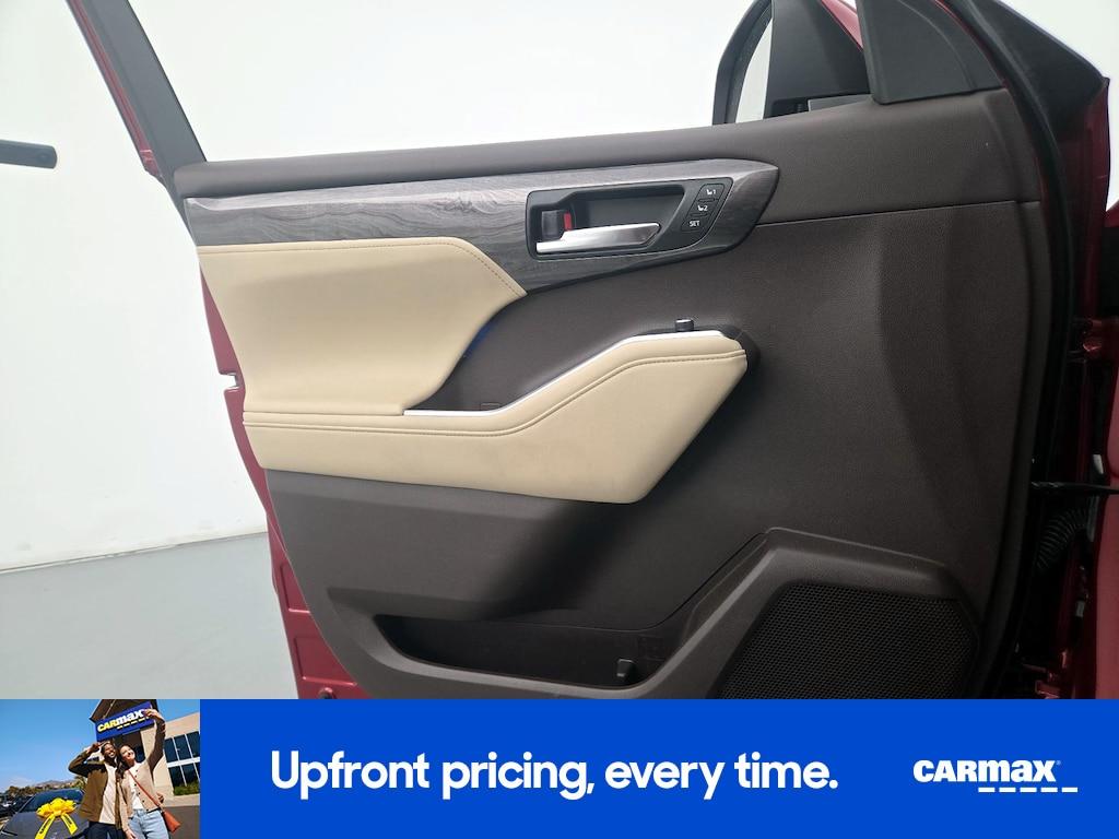 used 2021 Toyota Highlander car, priced at $33,998
