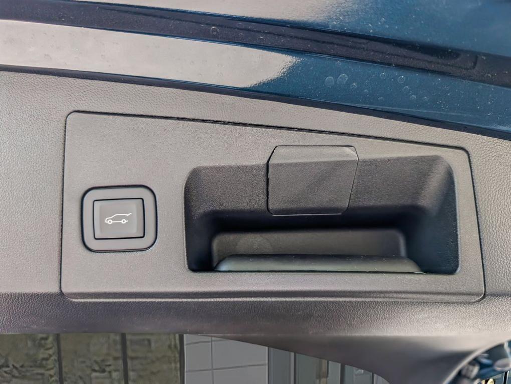 new 2025 Cadillac XT5 car, priced at $55,114