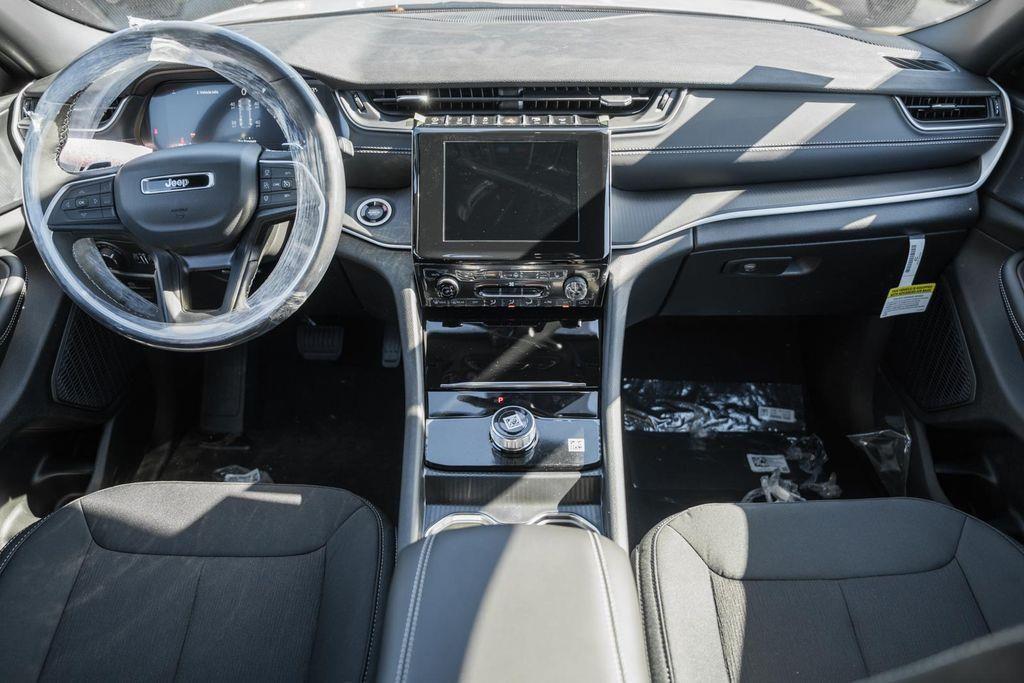 new 2025 Jeep Grand Cherokee car, priced at $33,535