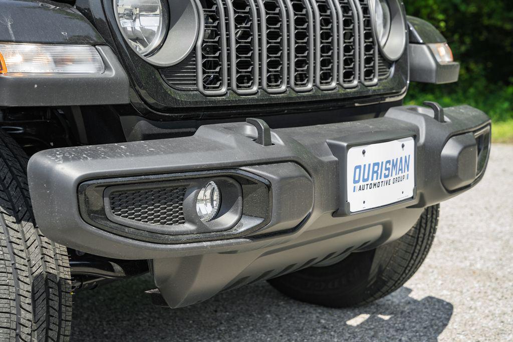 new 2025 Jeep Gladiator car, priced at $43,620