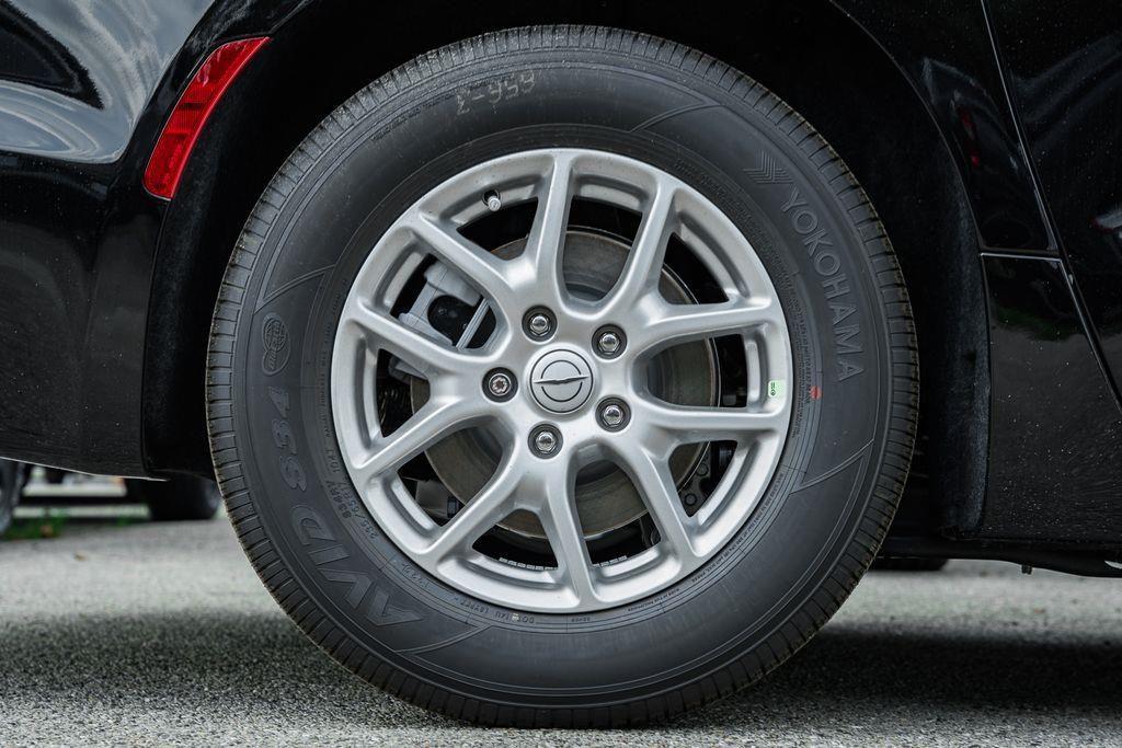 new 2025 Chrysler Pacifica car, priced at $37,575