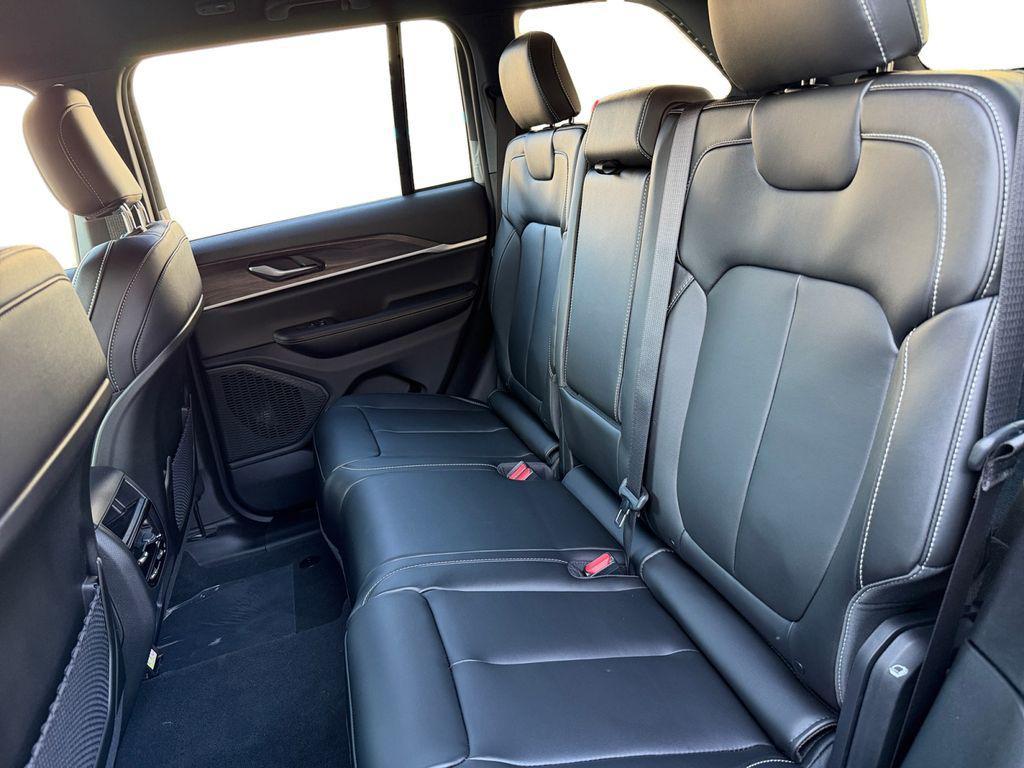 new 2025 Jeep Grand Cherokee car, priced at $37,600