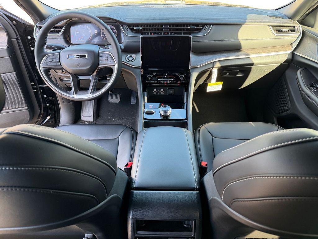 new 2025 Jeep Grand Cherokee car, priced at $39,300