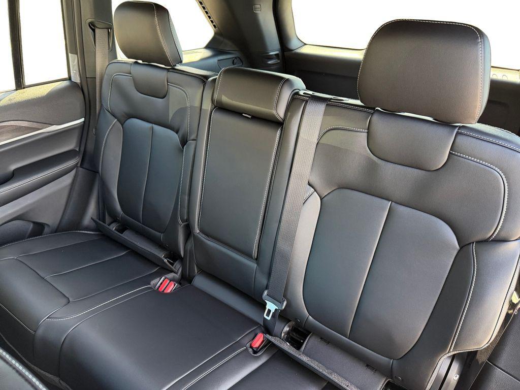 new 2025 Jeep Grand Cherokee car, priced at $39,300