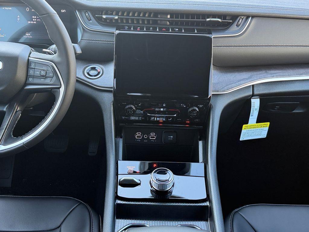 new 2025 Jeep Grand Cherokee car, priced at $37,100