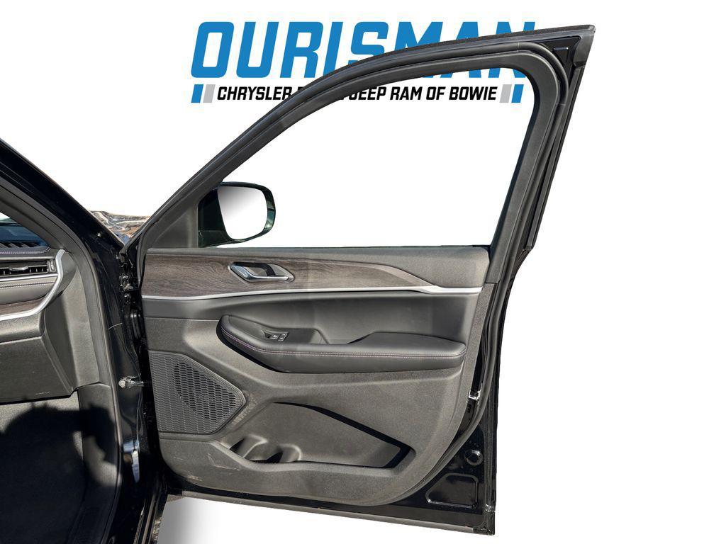 new 2025 Jeep Grand Cherokee car, priced at $39,300