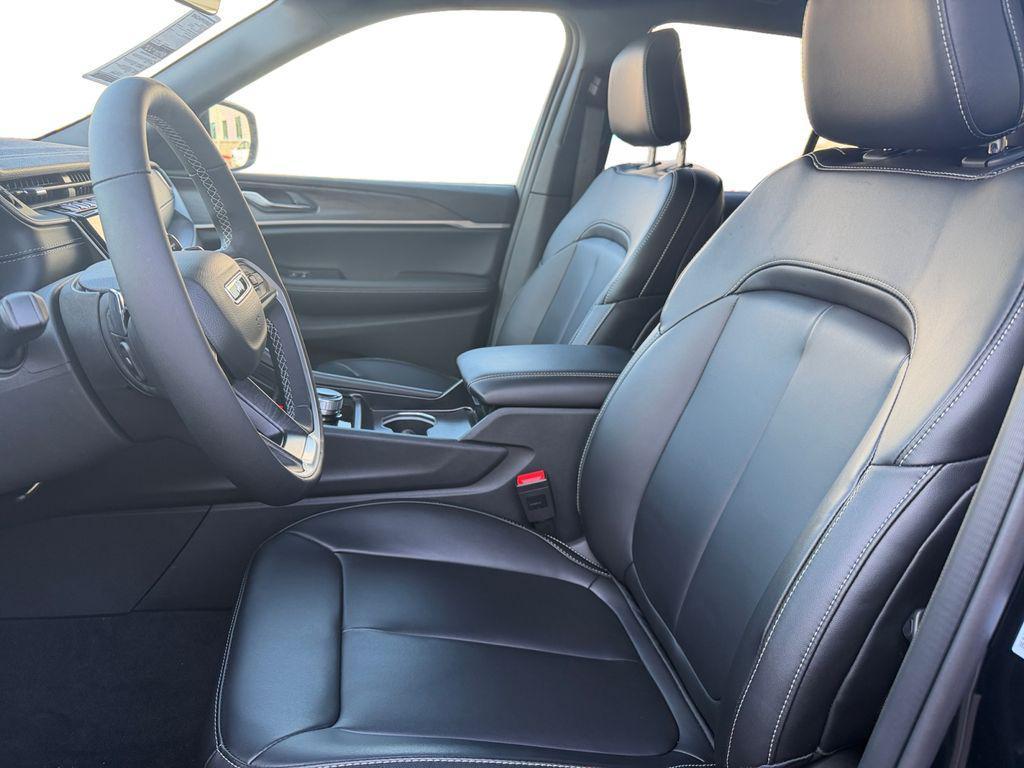 new 2025 Jeep Grand Cherokee car, priced at $37,600