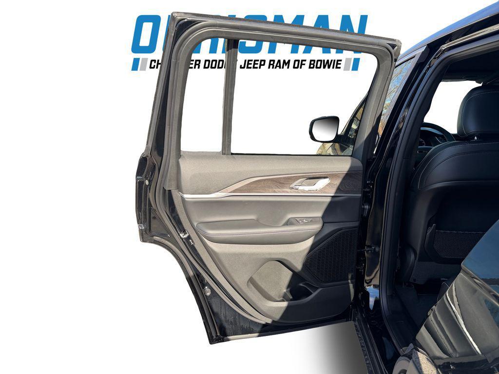 new 2025 Jeep Grand Cherokee car, priced at $39,300