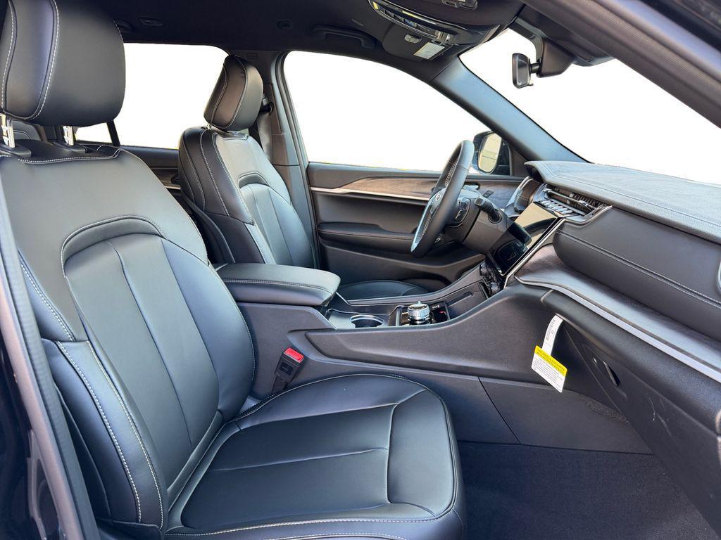 new 2025 Jeep Grand Cherokee car, priced at $37,600