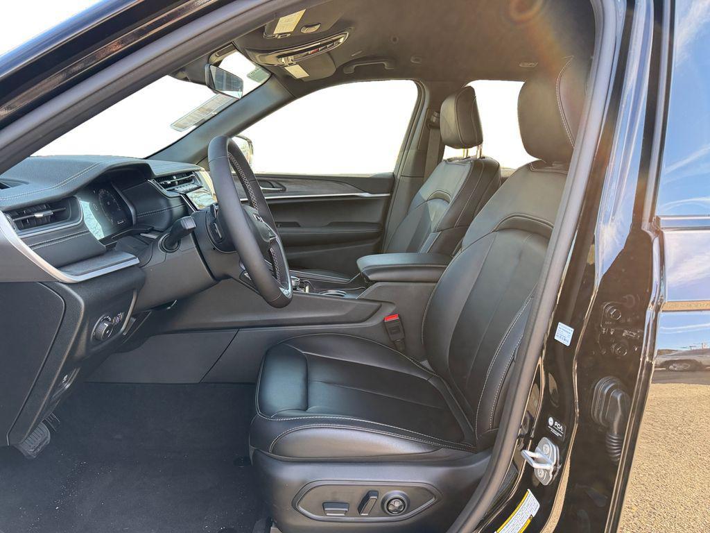 new 2025 Jeep Grand Cherokee car, priced at $39,300