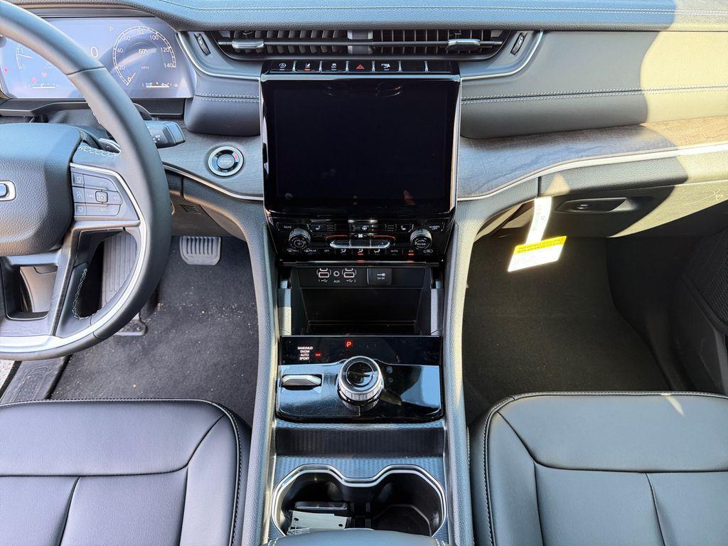 new 2025 Jeep Grand Cherokee car, priced at $39,300