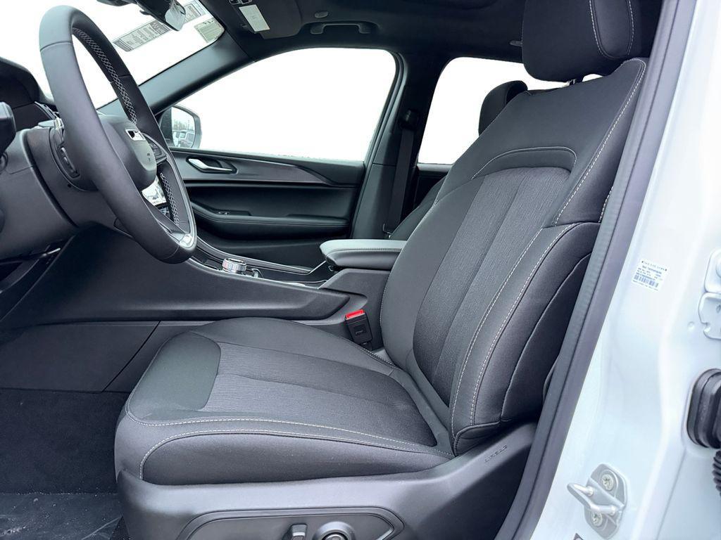 new 2025 Jeep Grand Cherokee car, priced at $35,799