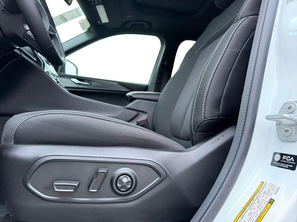 new 2025 Jeep Grand Cherokee car, priced at $35,799