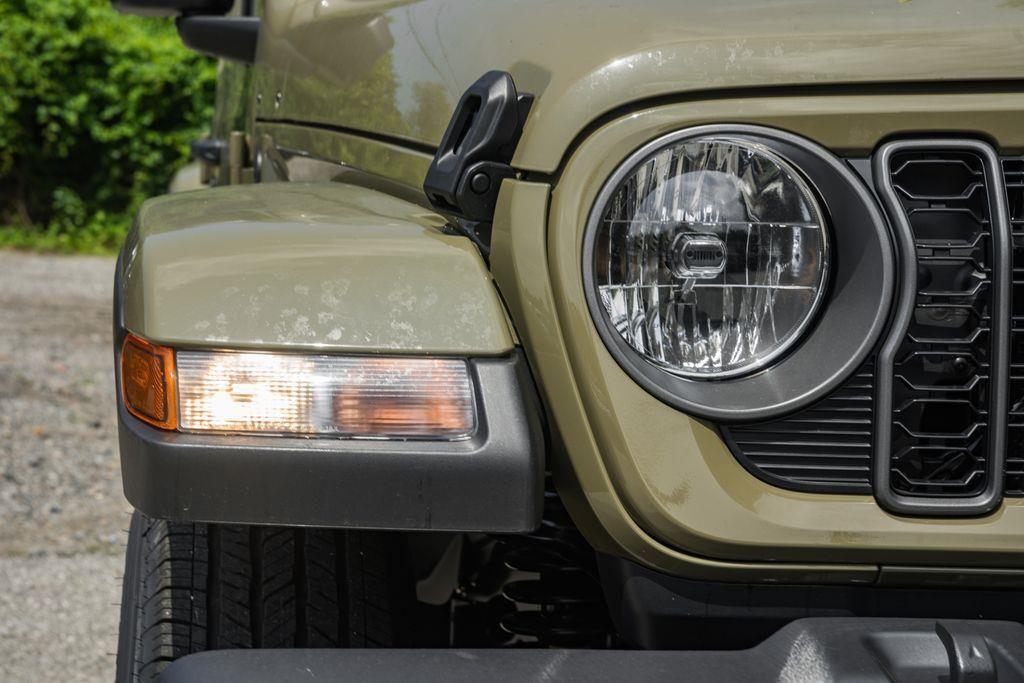 new 2025 Jeep Gladiator car, priced at $38,920